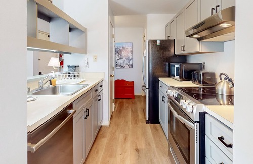 Warren Condo | Charming mountainside condo with fireplace, skiing, balcony, & washer/dryer