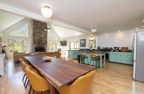 Bakersville Cabin | Charming Mtn Lodge, Fire Pit, Mtn View, WiFi, Grill, Treehouse, Close to town!