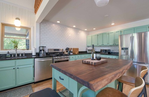 Bakersville Cabin | Charming Mtn Lodge, Fire Pit, Mtn View, WiFi, Grill, Treehouse, Close to town!