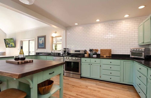 Bakersville Cabin | Charming Mtn Lodge, Fire Pit, Mtn View, WiFi, Grill, Treehouse, Close to town!