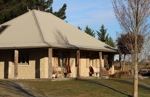 Fernside Cottage | Charming Mudbrick Country Cottage