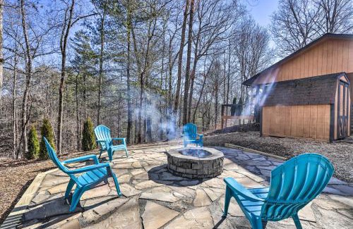 Murphy House | Charming Murphy Escape with Fire Pit and Hot Tub!