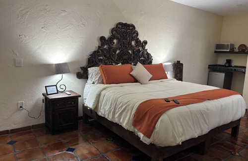 La Paz Cabin | Charming lodge with AC and WiFi in soothing San Pedro Tlaquepaque.