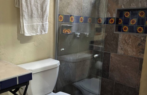 La Paz Cabin | Charming lodge with AC and WiFi in soothing San Pedro Tlaquepaque.