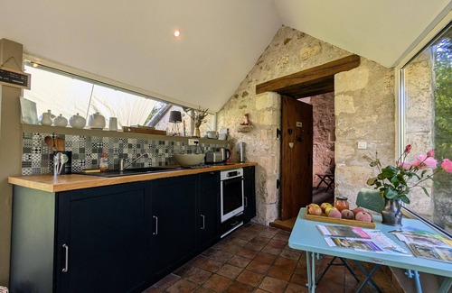 Chalais Cottage | Charming Nature Retreat with King Bed, Private Terrace, and Shared Pool in the Brenne Park