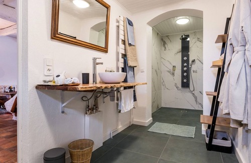 Blain Bed & Breakfast | Charming Nature Retreat: Spacious Suite, Modern Comfort, Yoga & Eco-Friendly Amenities