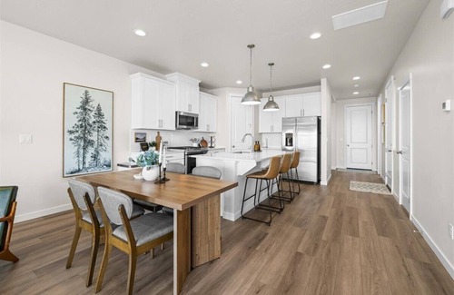 Star House | Charming NEW 3-bedroom house with Pool/Playground Near Grocery and Restaurants