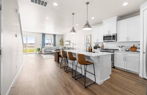 Star House | Charming NEW 3-bedroom house with Pool/Playground Near Grocery and Restaurants