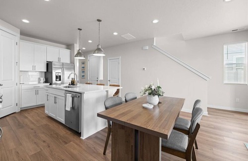 Star House | Charming NEW 3-bedroom house with Pool/Playground Near Grocery and Restaurants