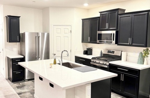 Roseville House | Charming, new 4-bedroom house in Roseville with WiFi and AC