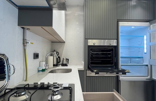 Zeytinburnu Apartment | Charming New Studio next to Istanbul Fisekhane & Marmaray Metro Station