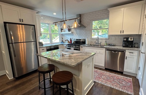 Marietta Cottage | Charming, newly constructed, carriage house located in Marietta Square.
