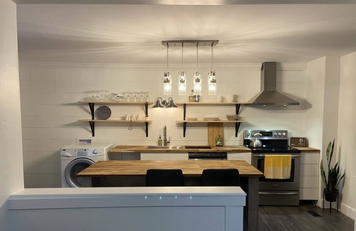 Meaford House | Charming newly renovated century home, 8 mins walk downtown + close to ski hills