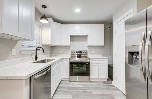 Brenham House | Charming, Newly Renovated 3-bedroom house minutes away from Downtown Brenham