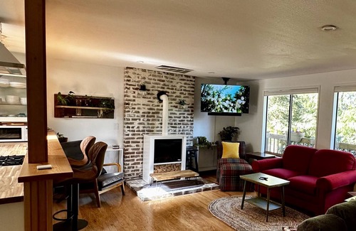 Mount Vernon House | Charming, Newly updated 3 BR Home on a corner lot in Mount Vernon