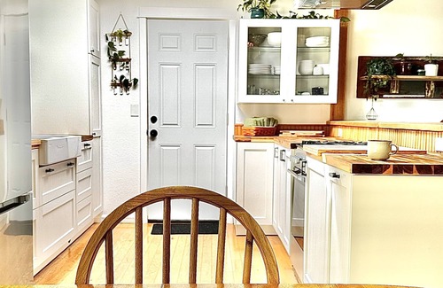 Mount Vernon House | Charming, Newly updated 3 BR Home on a corner lot in Mount Vernon