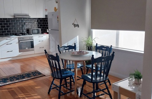 Corio House | Charming Nook: Romance Awaits, Pets Welcome!