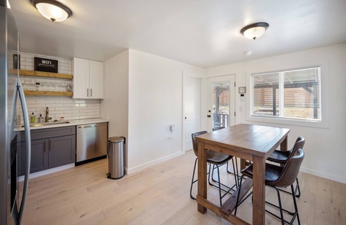 West End House | Charming North Tacoma Home – 2 Bedrooms, WiFi & More