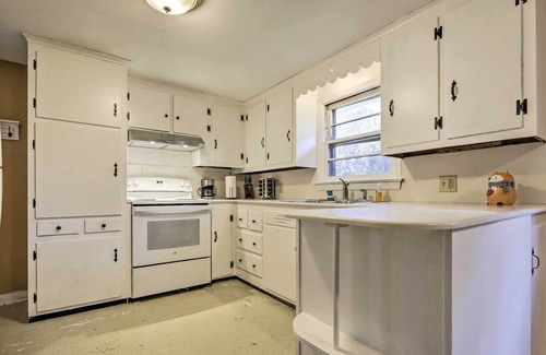 Versailles House | Charming Norwich Home ~ 7 Mi to Mohegan Sun!