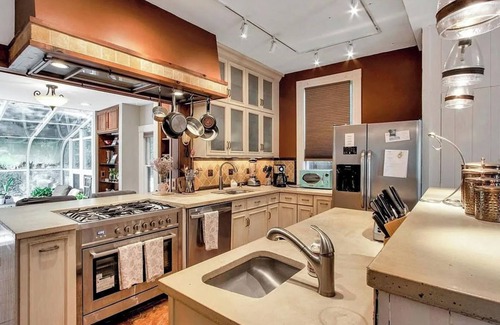Nyack House | Charming, Nostalgic 4-bedroom Home w Tennis Court Overlooking Hudson River.