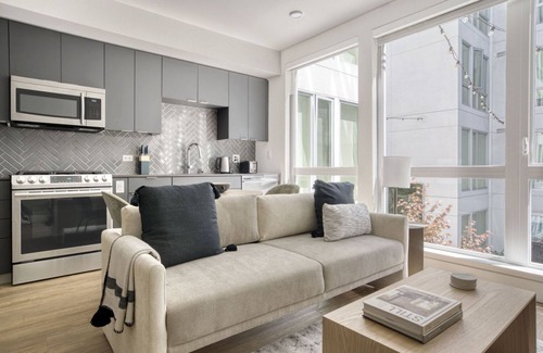 Lakeside Apartment | Charming Oakland Studio w/Coworking & Gym, near BART, by Blueground
