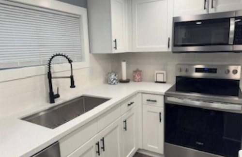 Taylorville House | Charming Oasis 2-bedroom house with AC, WiFi in small town Taylorville