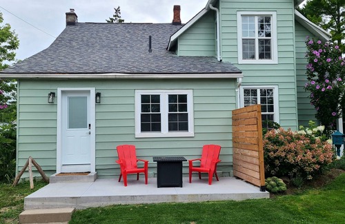 Port Dover Cottage | Charming Oasis Retreat