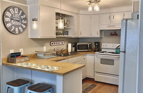 Midtown Ocean City Condo | Charming Ocean Block Condo! Mid town, Across from Convention Ctr NEW BATHROOM!