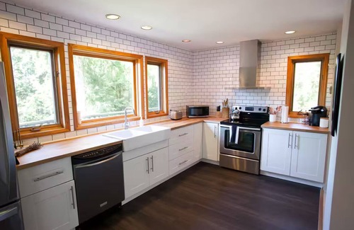 Madeira Park Cottage | Charming Ocean View Cottage with Private Sauna & Hot Tub
