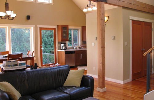 Pender Island House | Charming Ocean View House with Hot Tub