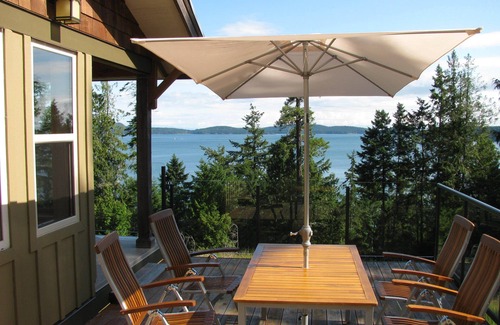 Pender Island House | Charming Ocean View House with Hot Tub