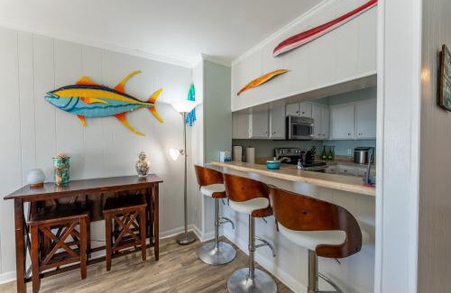 Windy Hill Apartment | Charming Ocean-view Condo at Ocean Pier 3