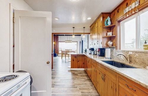 Gleneden Beach House | Charming Oceanfront Two-Story Home - Private Hot Tub Deck, Gas Grill, & Views