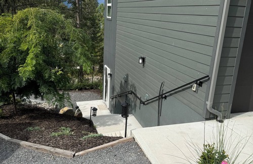 Vernon Apartment | Charming Okanagan lake view, 1 bedroom pet friendly suite in beautiful Vernon