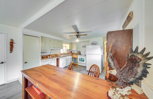 Libby Cottage | Charming Old Farmhouse in Libby: Pets Welcome!