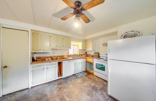 Libby Cottage | Charming Old Farmhouse in Libby: Pets Welcome!