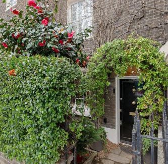Churchill House | Charming old style 2 bed cottage in London's best neighbourhood