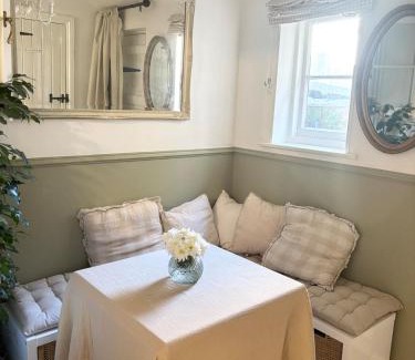 Romsey House | Charming One Bed Cottage in Historic Market Town