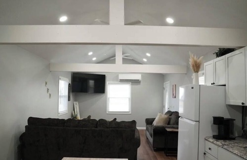 Laketon House | Charming one-bedroom house with a king size with AC and WiFi in enjoyable Wabash