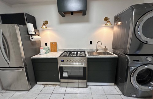 Far Rockaway House | Charming One Bedroom Townhouse, Ground Floor - 10mins to Rockaway Beach