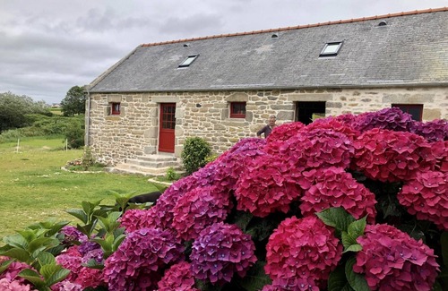 Ploudalmezeau Apartment | Charming one storey farmhouse by the sea