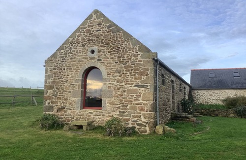 Ploudalmezeau Apartment | Charming one storey farmhouse by the sea