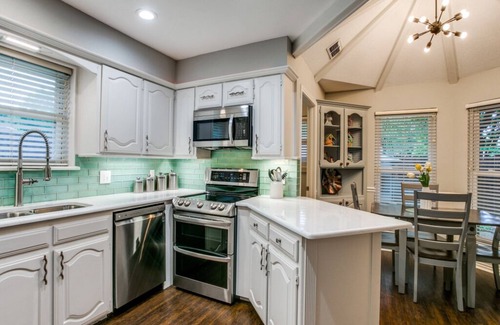 Grapevine House | CHARMING ONE STORY HOME IN THE HEART OF GRAPEVINE!