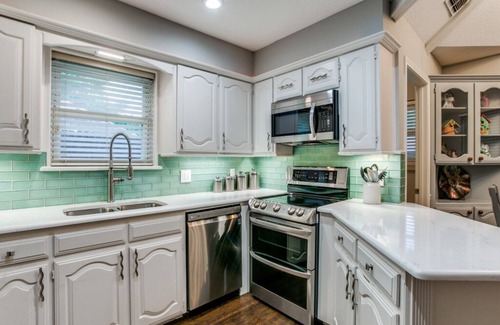 Grapevine House | CHARMING ONE STORY HOME IN THE HEART OF GRAPEVINE!