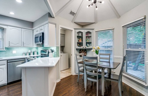 Grapevine House | CHARMING ONE STORY HOME IN THE HEART OF GRAPEVINE!