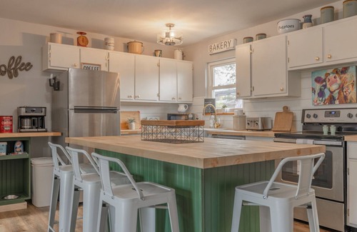 St. Charles House | Charming open 4bd and screen-in porch! Sleeps 10!