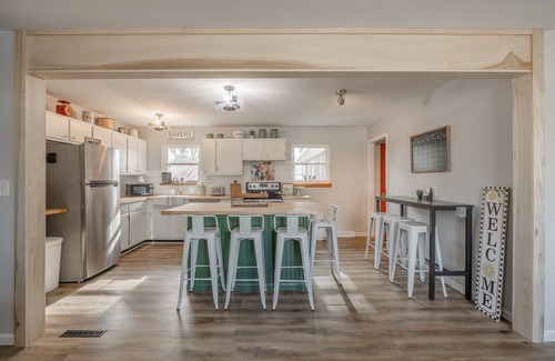 St. Charles House | Charming open 4bd and screen-in porch! Sleeps 10!
