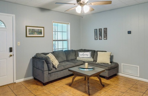 Lakeside House | Charming Orange Park Home Near Doctors Lake!