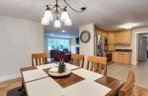 Thurston House | Charming Oregon Home w/Private Pickleball Court!