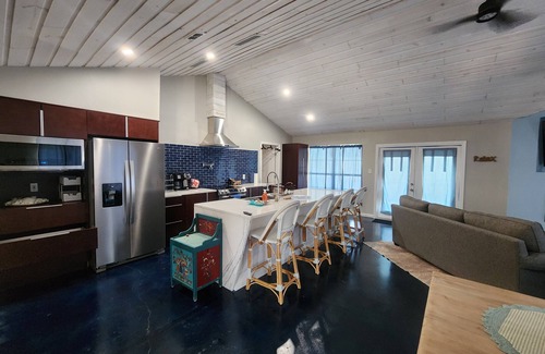 Flour Bluff House | Charming Oso Bay waterfront 3bdrm house WiFi AC Pool near Padre Island Beaches